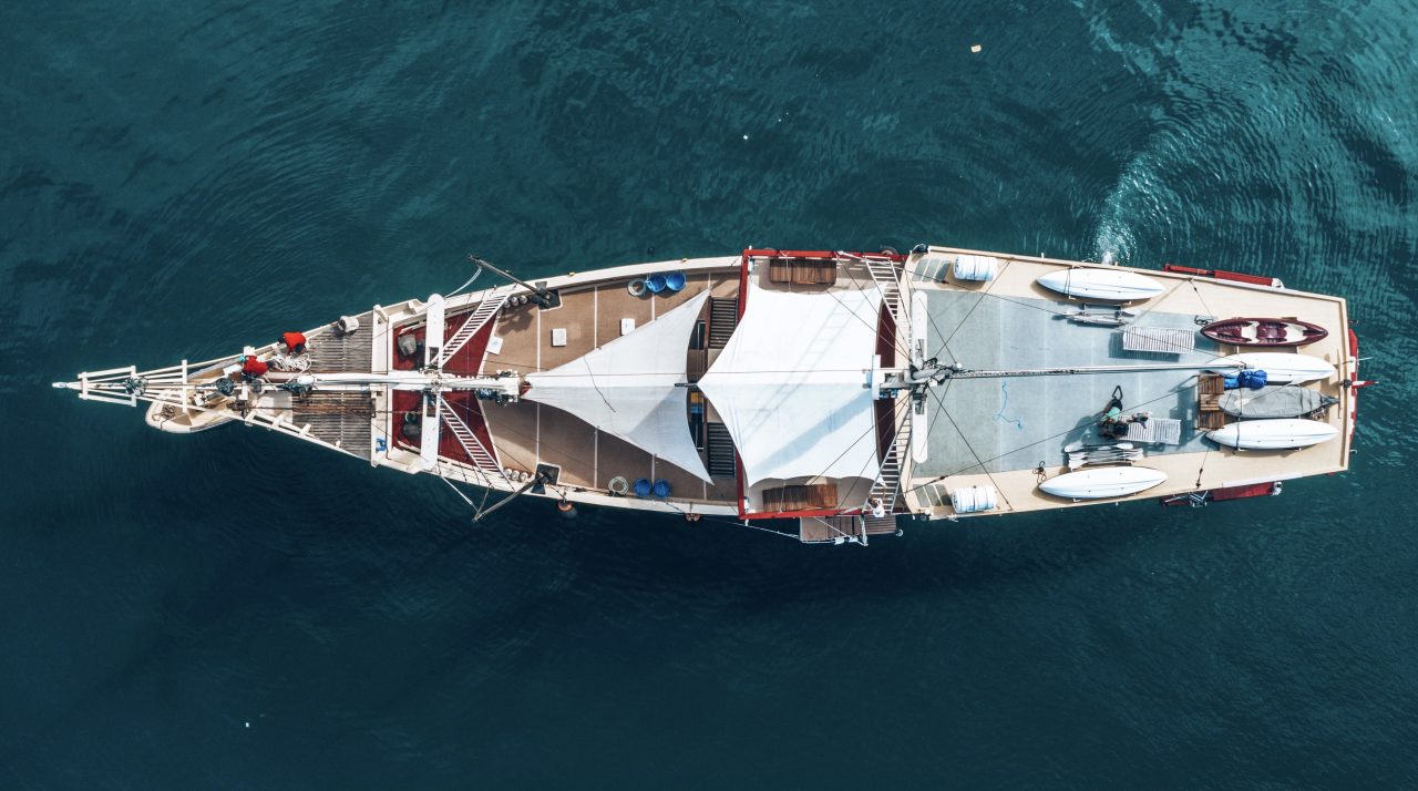 live-aboard-boat-2024-09-23-02-45-20-utc
